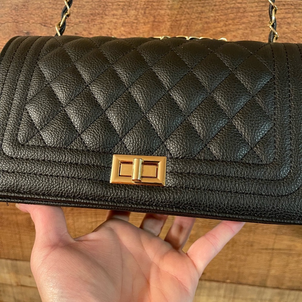 🔥 SOLD🔥Black and Gold quilted shoulder bag - Picture 3 of 10